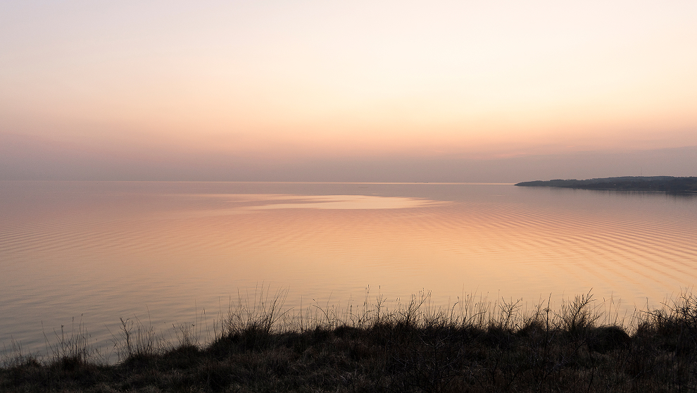 Wenn es nach einem Sonnenuntergang erst so richtig losgeht – eingehüllt in die Umgebung, am Kalundborg Fjord an der Westküste Seelands, Dänemark.