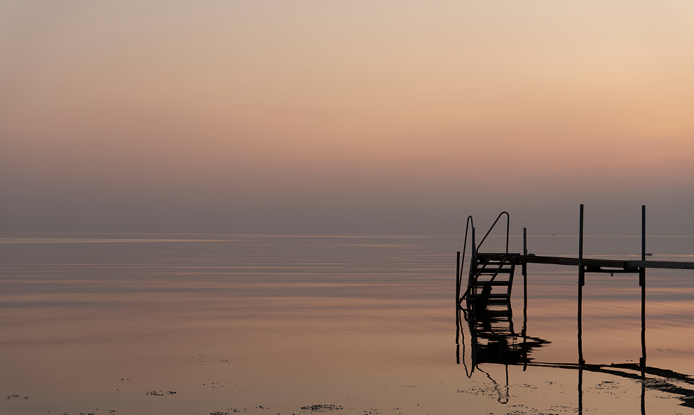 Wenn es nach einem Sonnenuntergang erst so richtig losgeht – eingehüllt in die Umgebung, am Kalundborg Fjord an der Westküste Seelands, Dänemark.