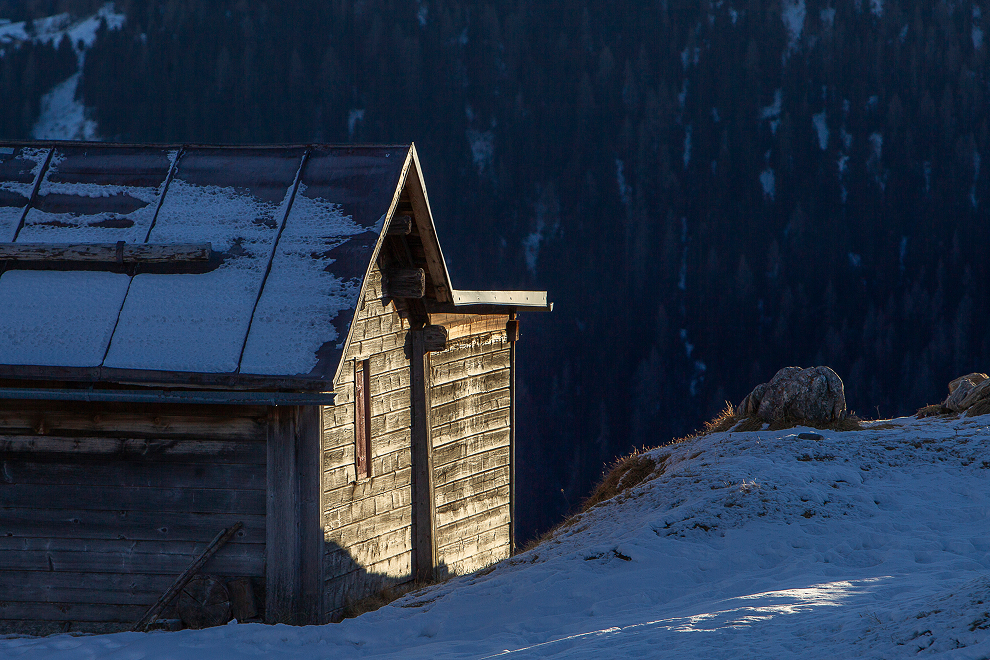 Auf knapp 2.000m Höhe in Graubünden, Schweiz, nach einer traumhaften Winterwanderung, kurz bevor sich die Sonne an diesem Tag verabschiedet.