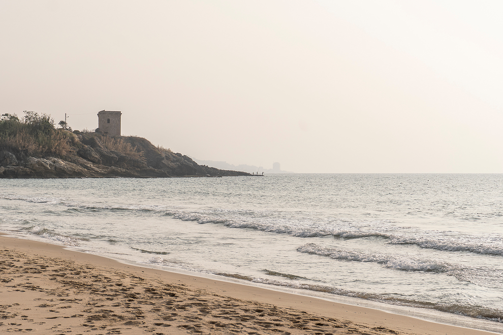 Dunstige Stimmung und doch zeigen sich an diesem Strandtag im Libanon schöne Details in der Ferne.
