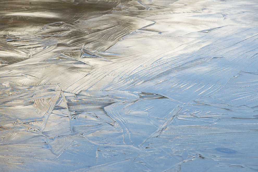 Alles hinterlässt Spuren. Wie dieses faszinierende Muster auf der Eisfläche am Antholzer See in Südtirol wohl entstanden ist?