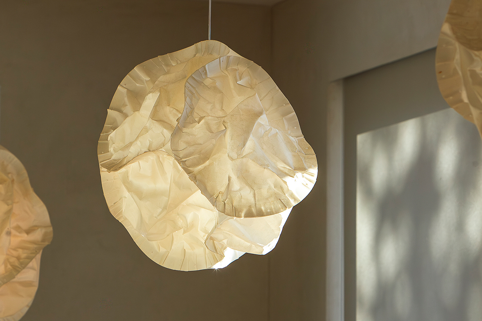 Natürlich von der Sonne beleuchtet. Interior Design zum Wohlfühlen in einer kleinen, feinen Berglodge in Graubünden in der Schweiz.